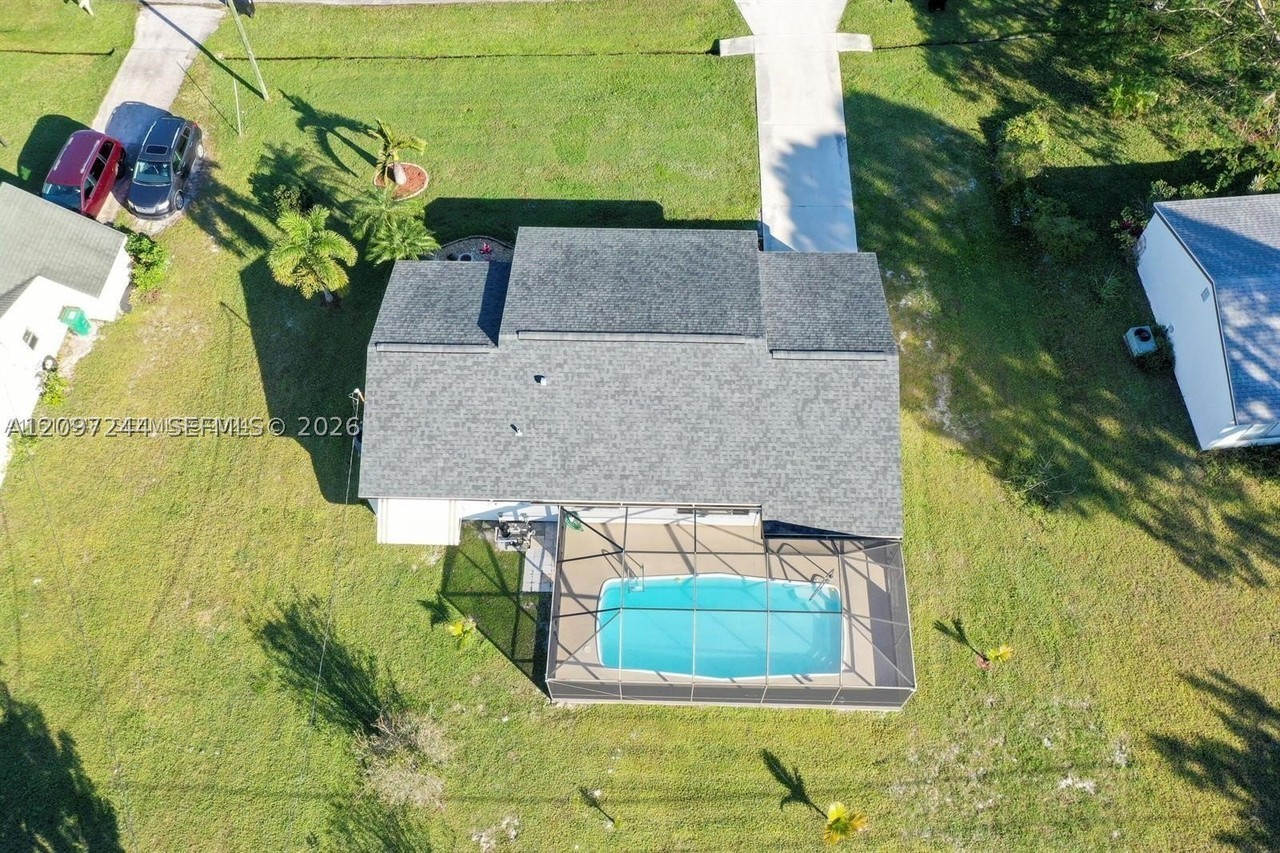 532 Se Whitmore Dr - Photo 3 of 18