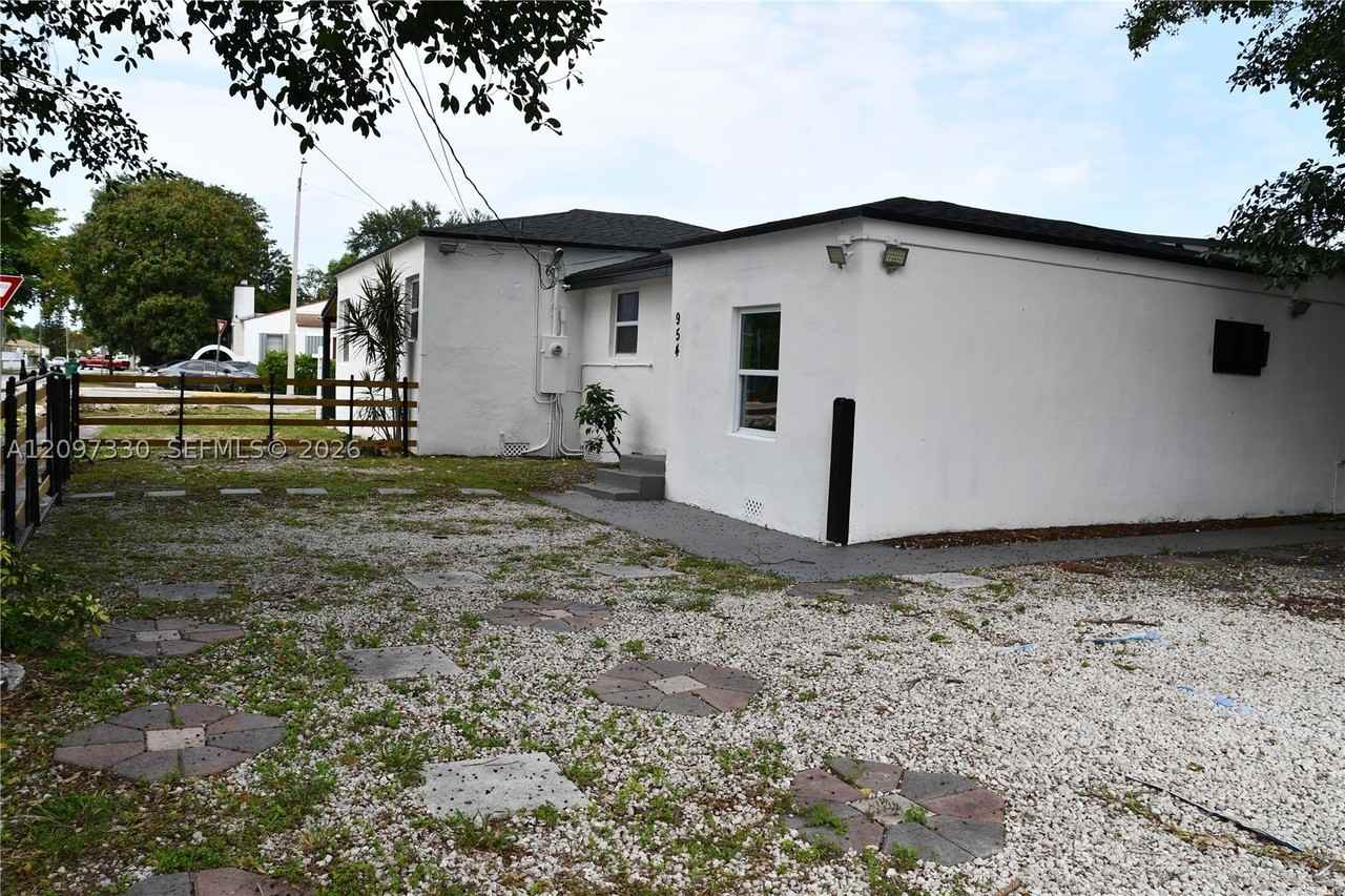 954 Nw 75th St #B - Photo 2 of 12