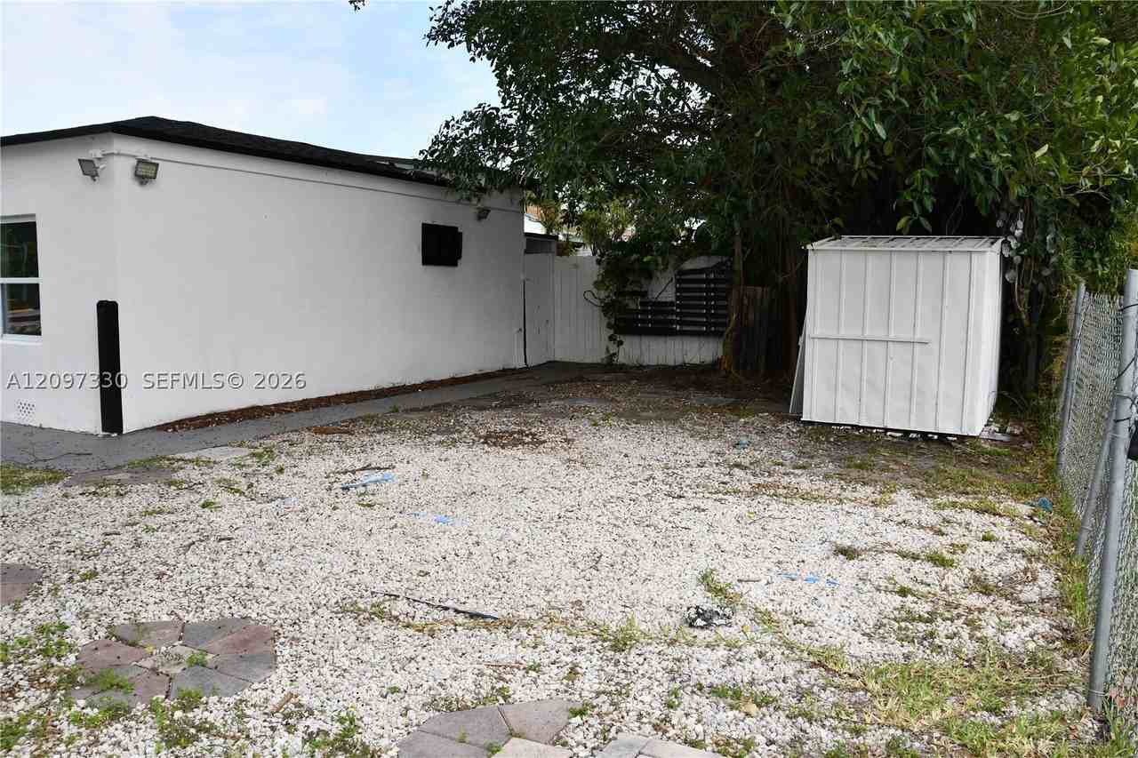 954 Nw 75th St #B - Photo 3 of 12