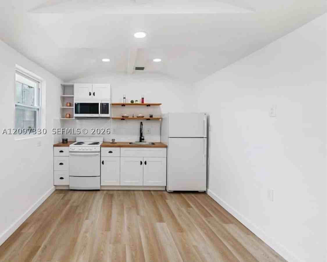 954 Nw 75th St #B - Photo 4 of 12