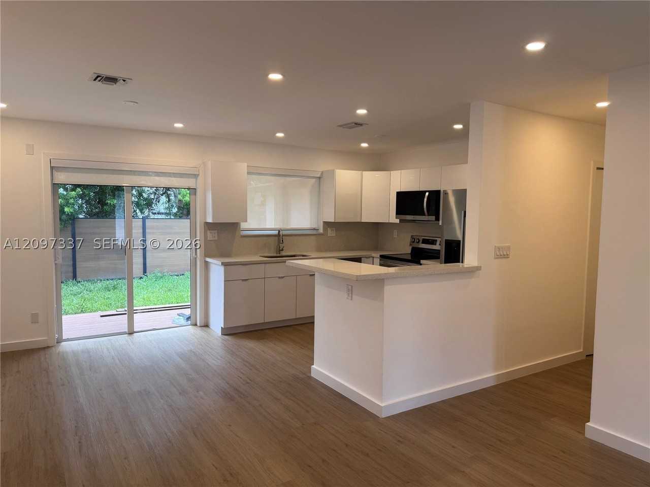 350 Sw 17th Rd #350 - Photo 3 of 20