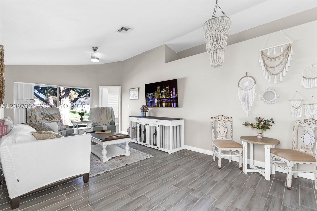10831 Nw 3rd Ct - Photo 3 of 42