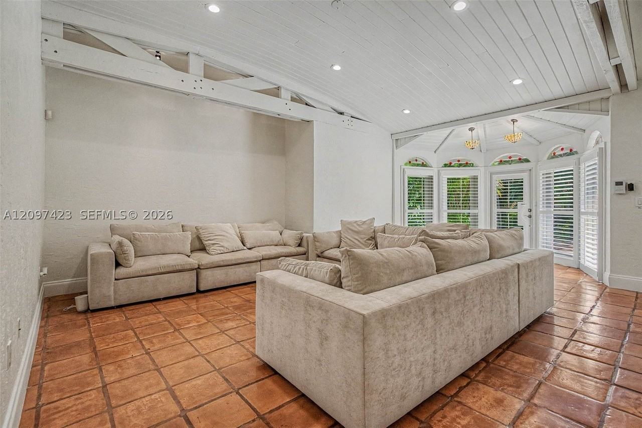 13470 Sw 67th Ave - Photo 4 of 40