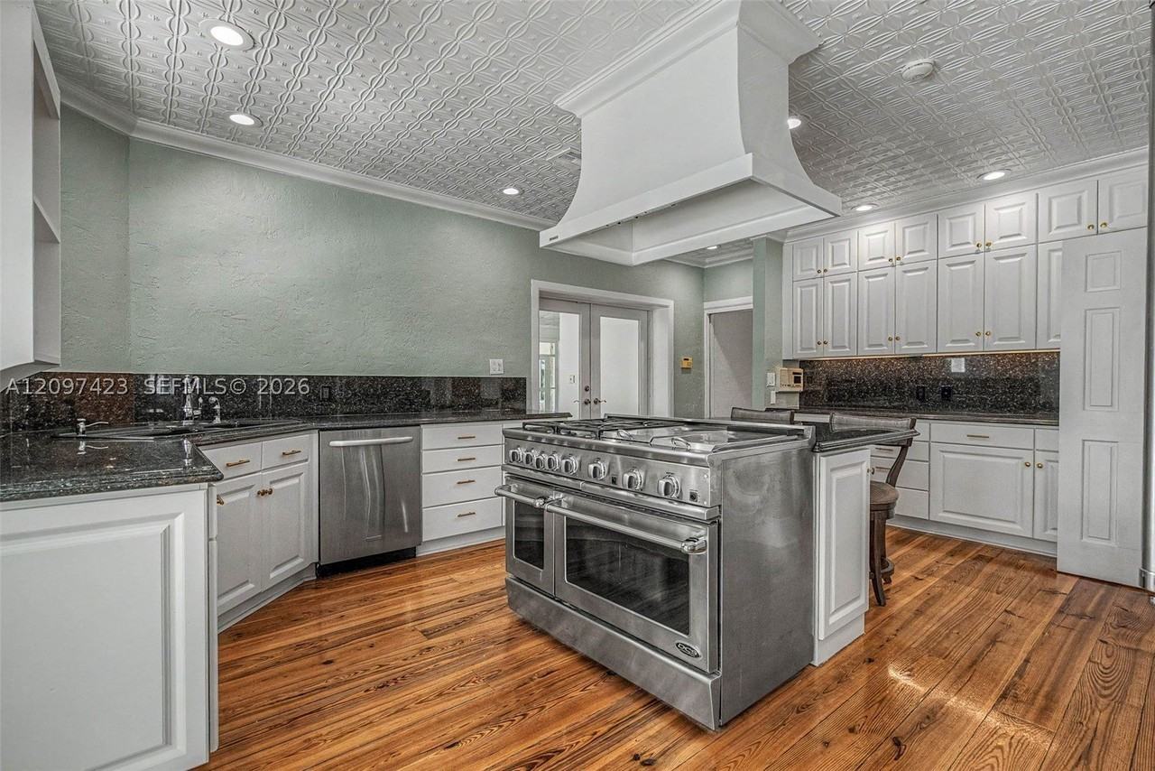 13470 Sw 67th Ave - Photo 5 of 40