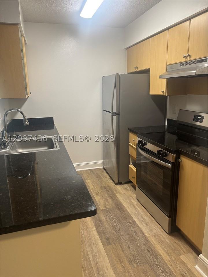 722 Nw 103rd Ter #102 - Photo 3 of 8