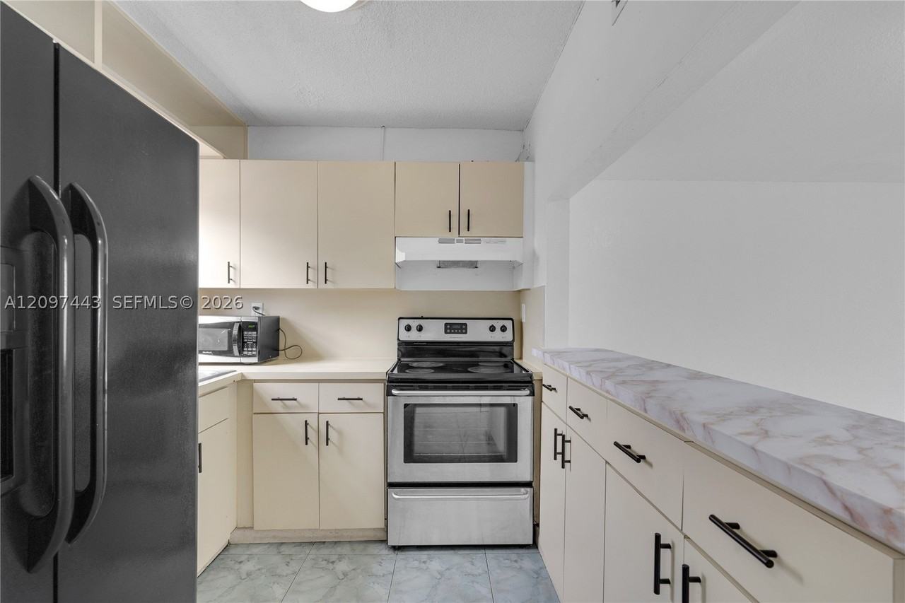 2261 W 53rd St #13 - Photo 5 of 12