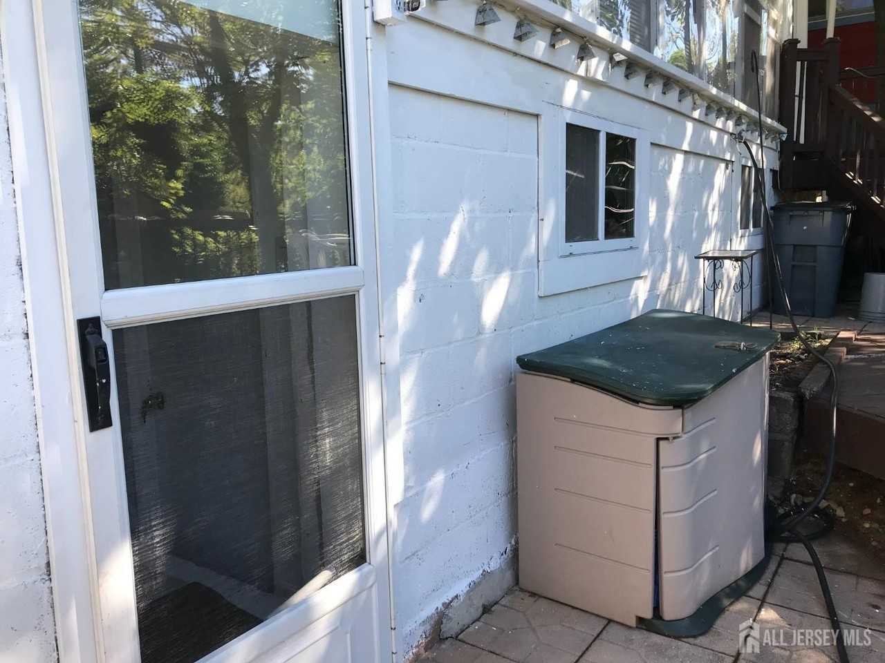 64 Lawrence Ave - Photo 5 of 11