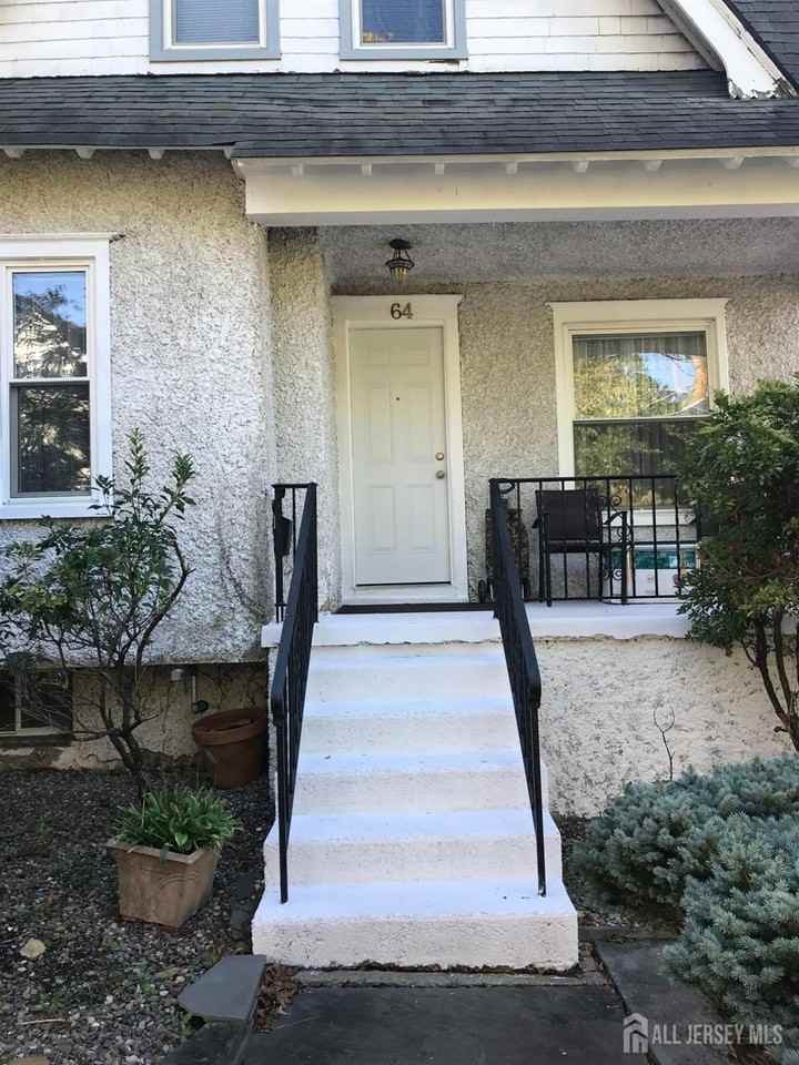 64 Lawrence Ave - Photo 6 of 11