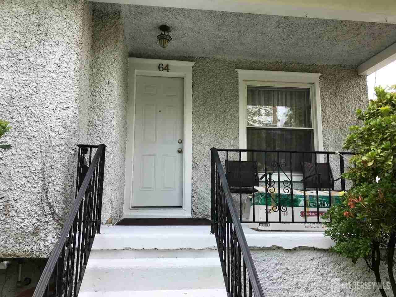 64 Lawrence Ave - Photo 7 of 11