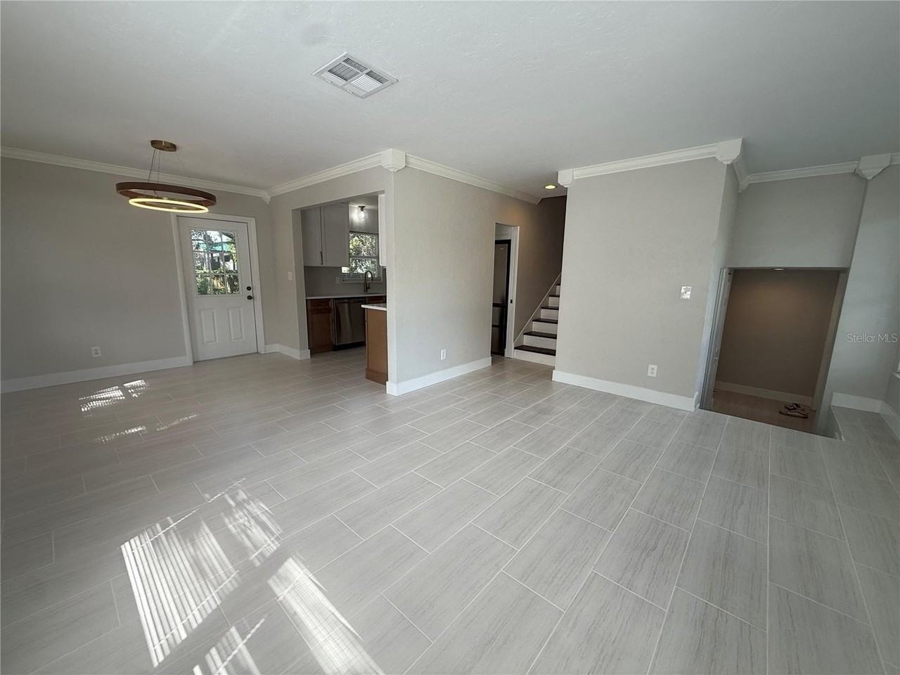 3135 Alta Vista St - Photo 5 of 39