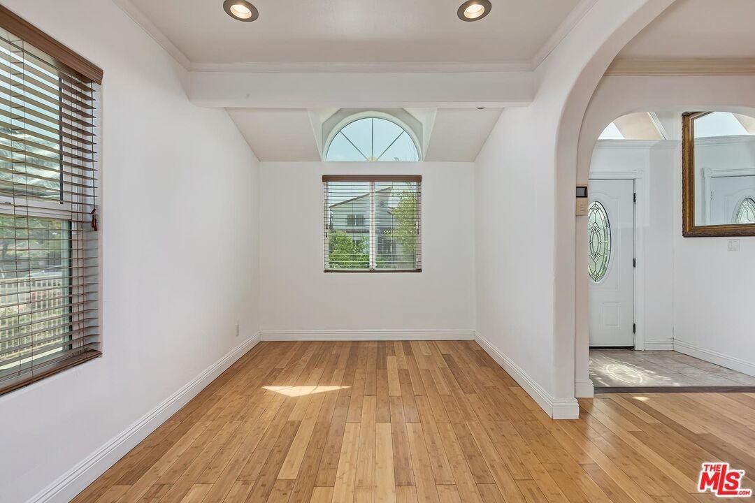 5049 Hesperia Ave - Photo 3 of 8