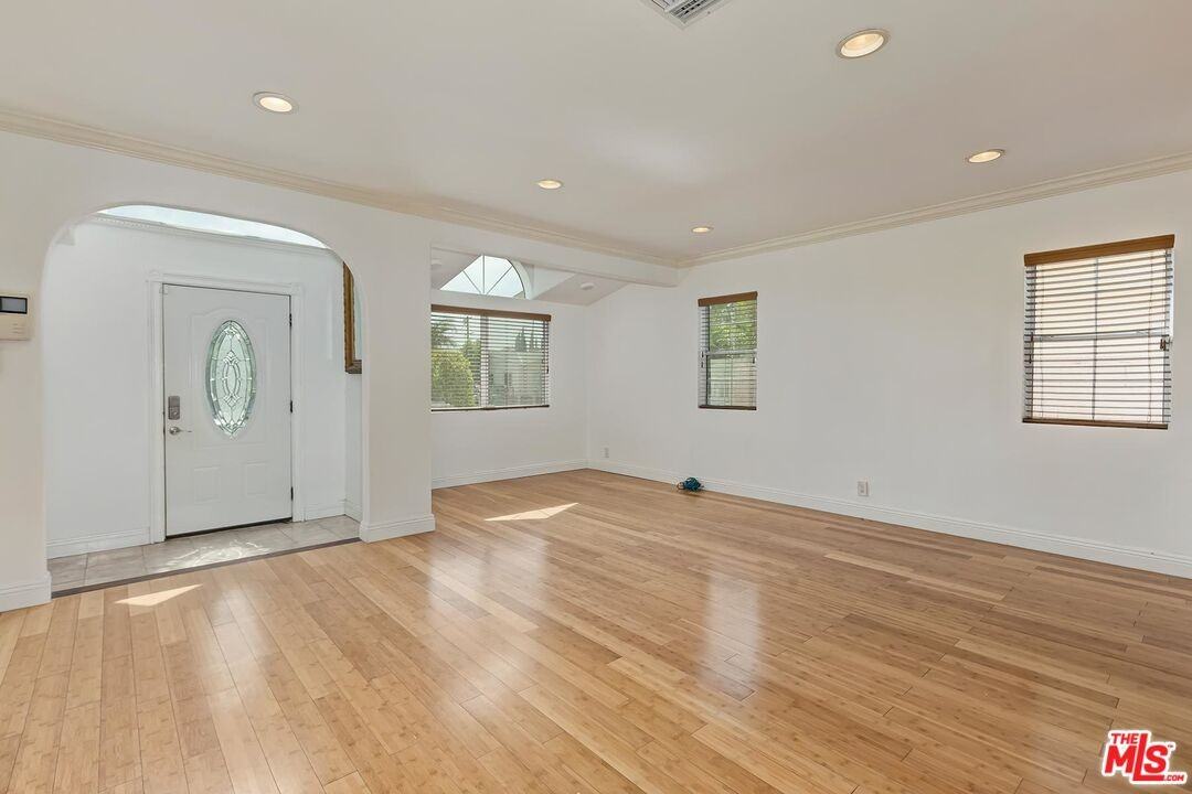5049 Hesperia Ave - Photo 7 of 8