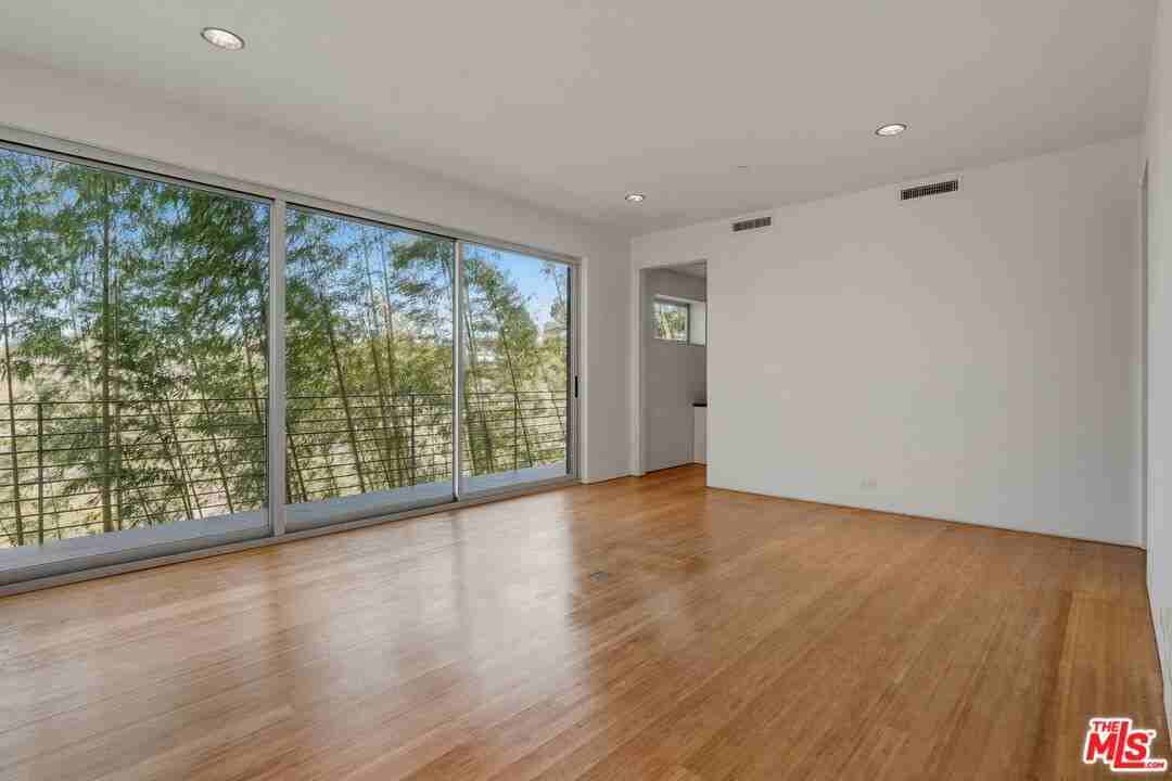 3944 Cody Rd - Photo 3 of 8