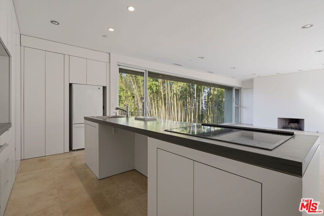 3944 Cody Rd - Photo 4 of 8