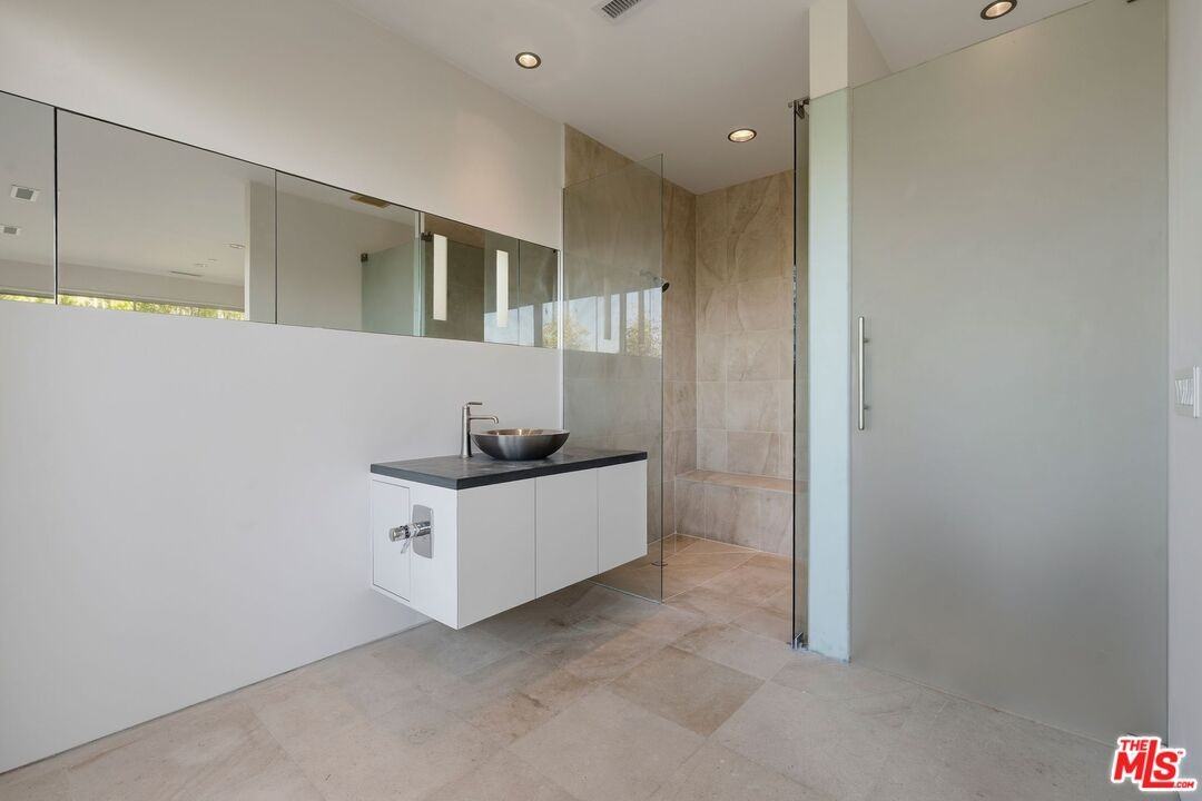 3944 Cody Rd - Photo 5 of 8