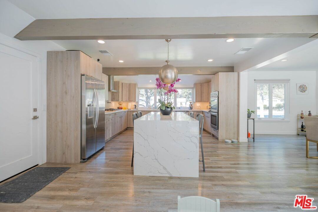 2760 E Glenoaks Blvd - Photo 3 of 8