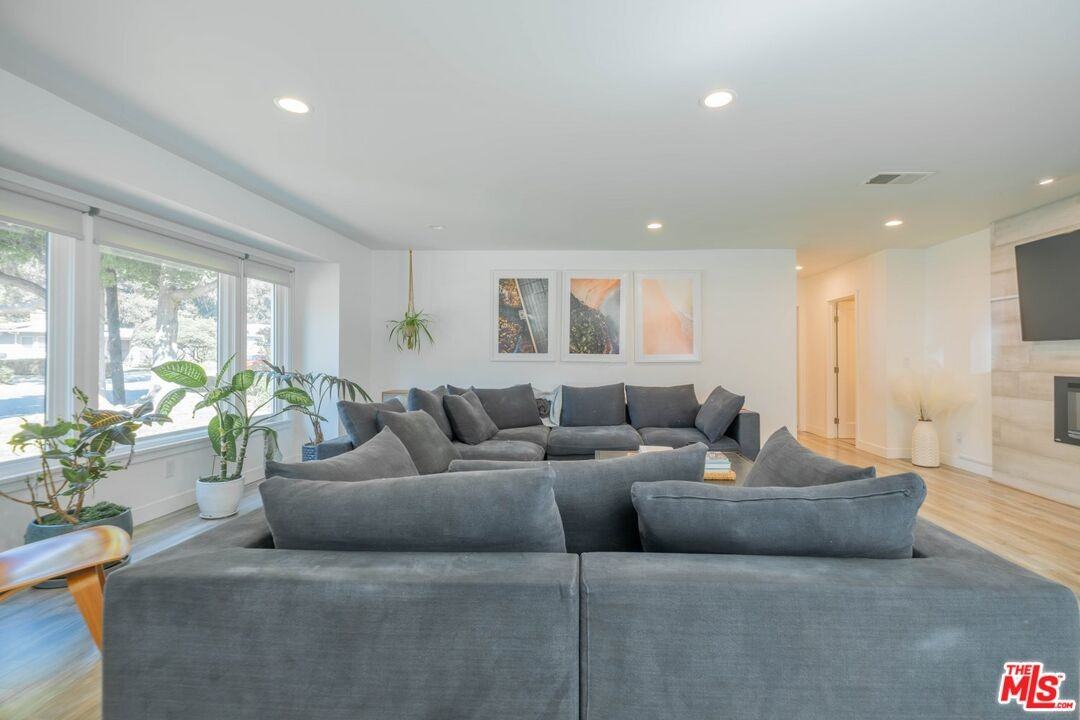 2760 E Glenoaks Blvd - Photo 5 of 8