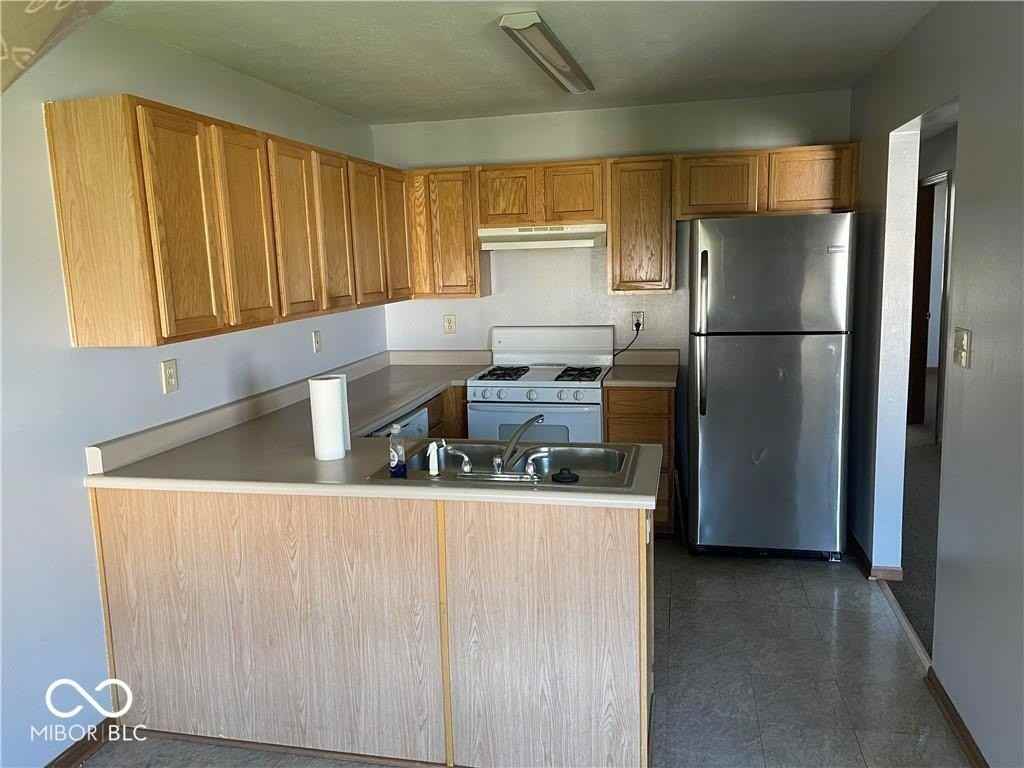 1086 Fairlane Ct - Photo 3 of 11