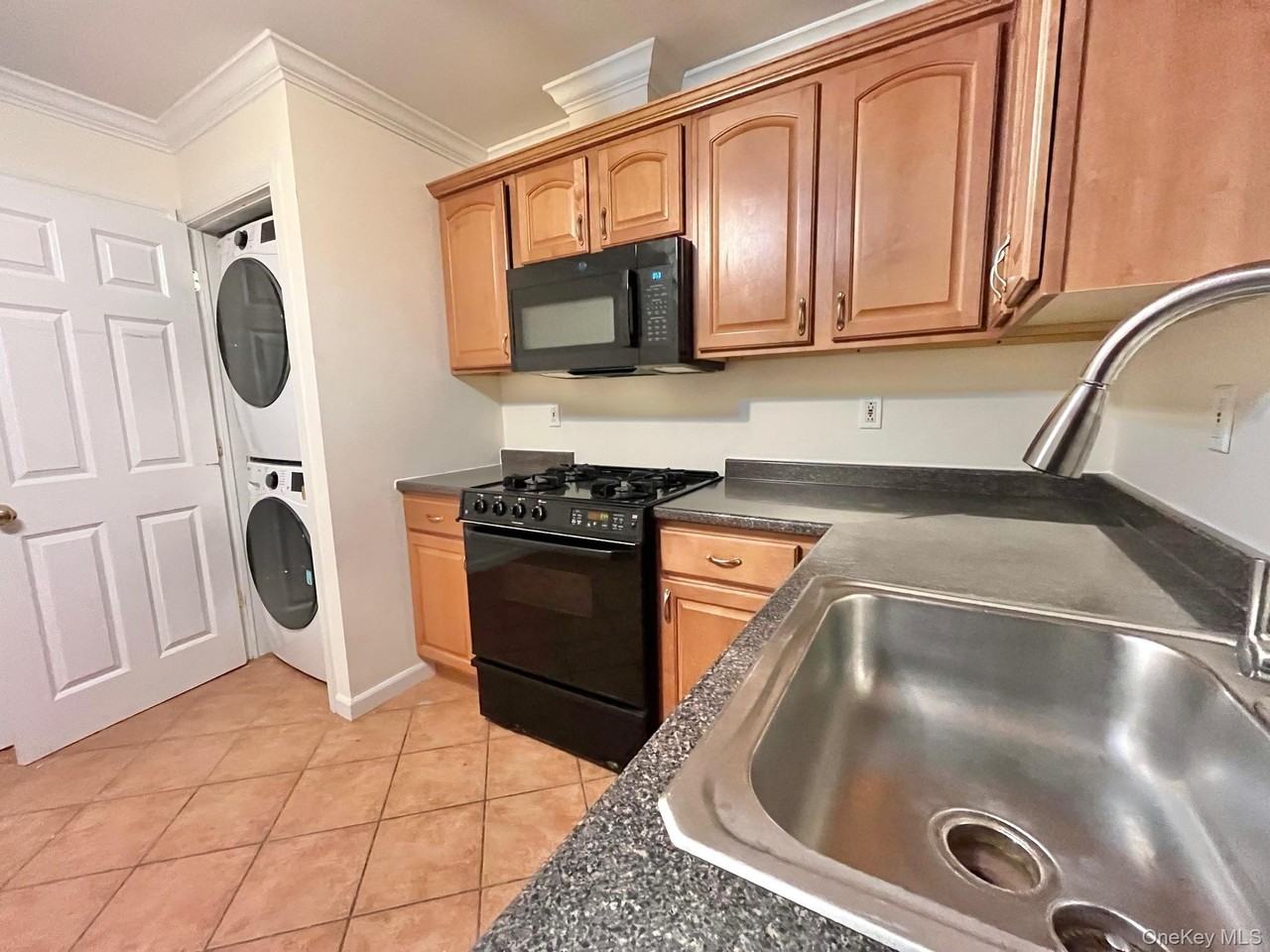 153 Montgomery Ave #B - Photo 6 of 19