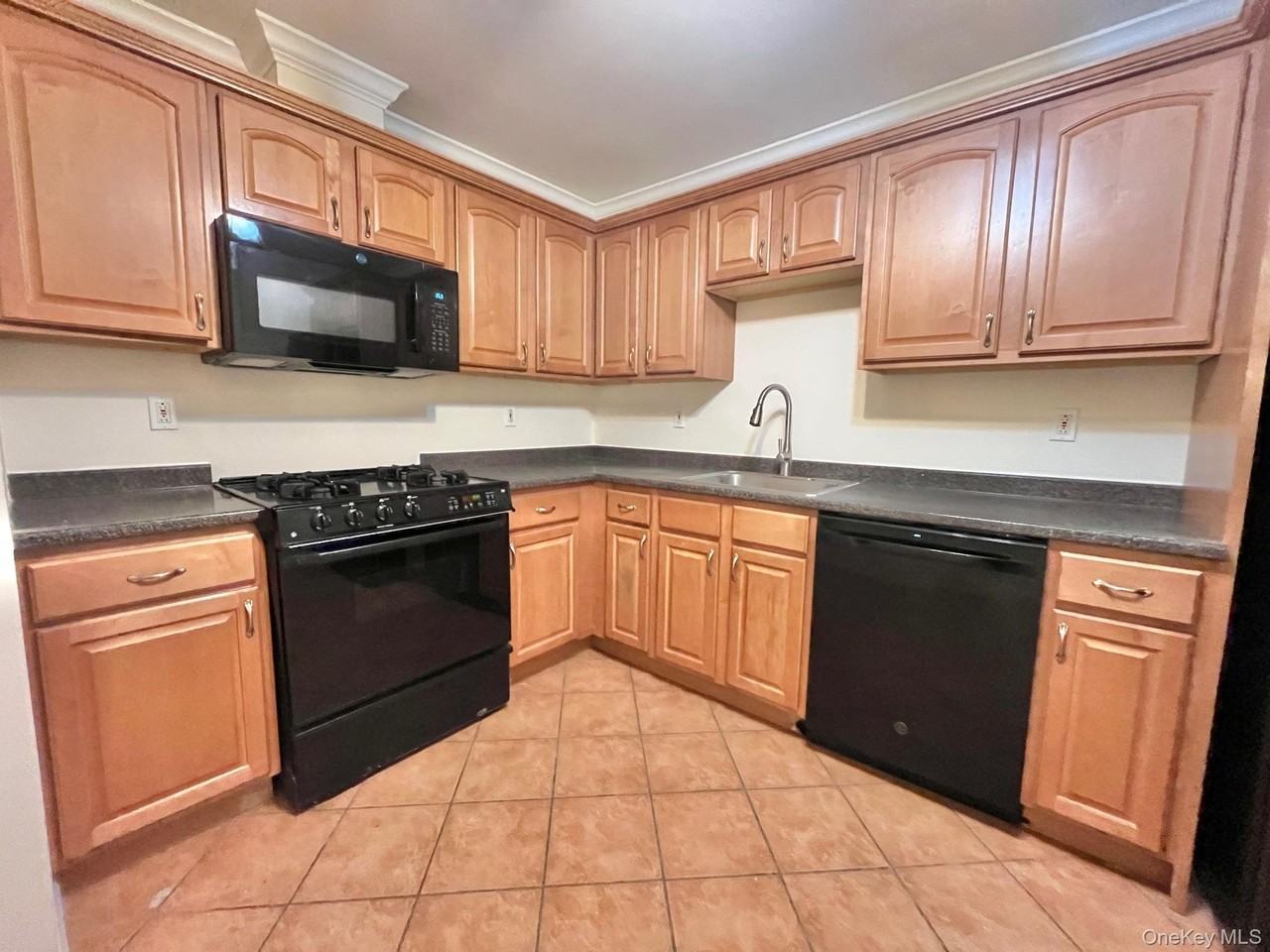 153 Montgomery Ave #B - Photo 7 of 19
