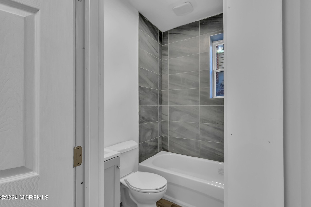 922 4th Ave #2A - Photo 2 of 28