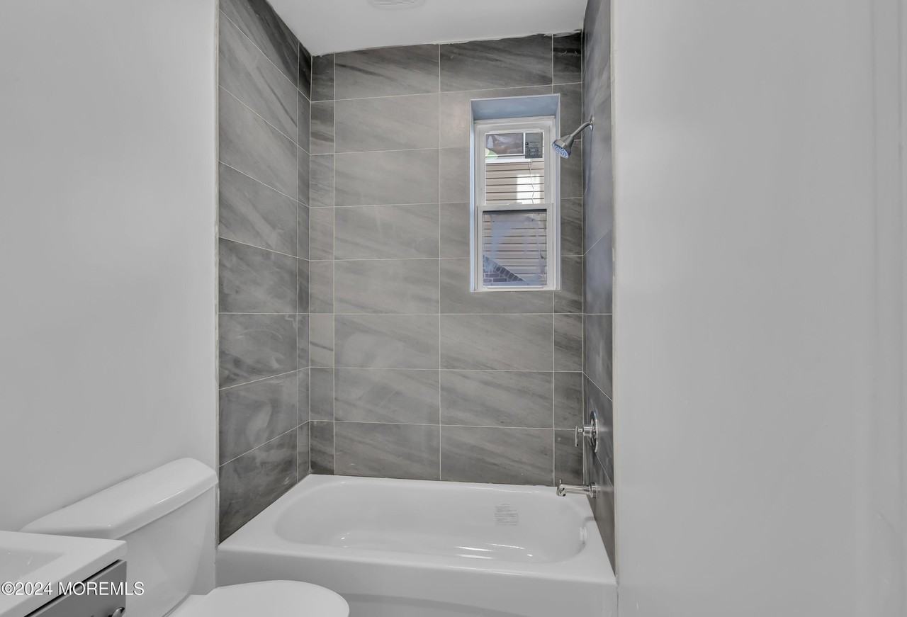 922 4th Ave #2A - Photo 3 of 28