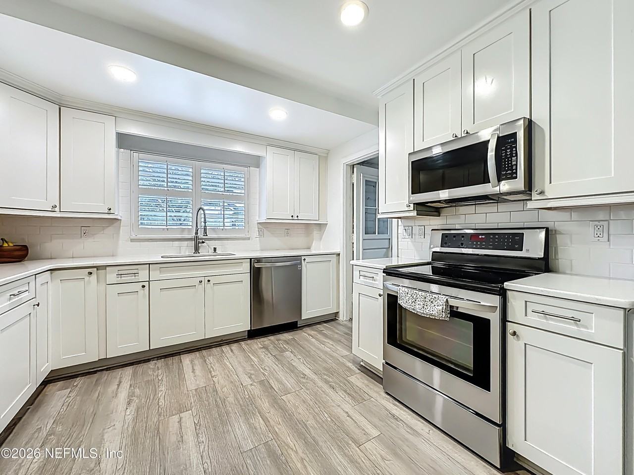5553 Salerno Rd - Photo 5 of 49
