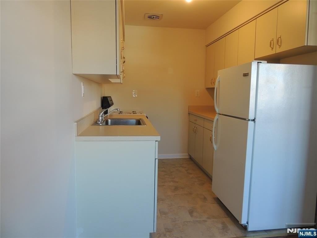 250 Rochelle Ave #B11 - Photo 3 of 15