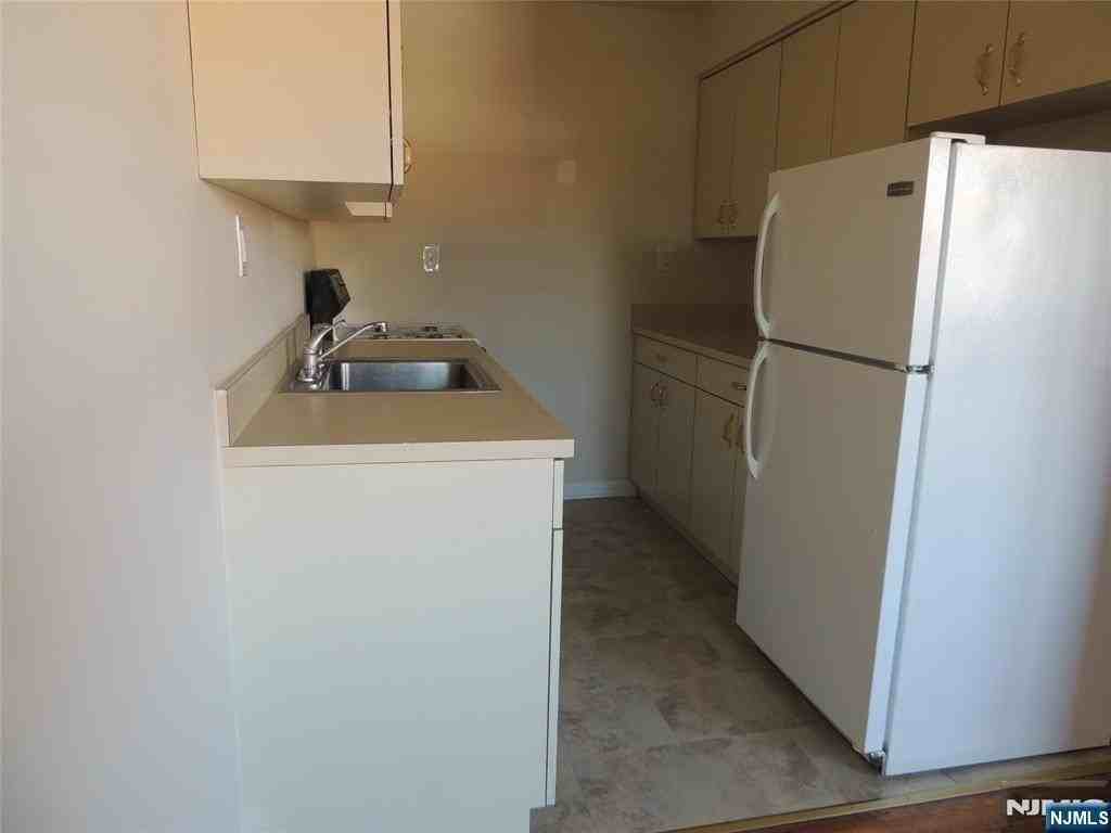 250 Rochelle Ave #B11 - Photo 4 of 15