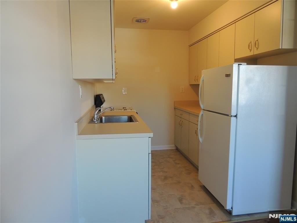 250 Rochelle Ave #B11 - Photo 5 of 15