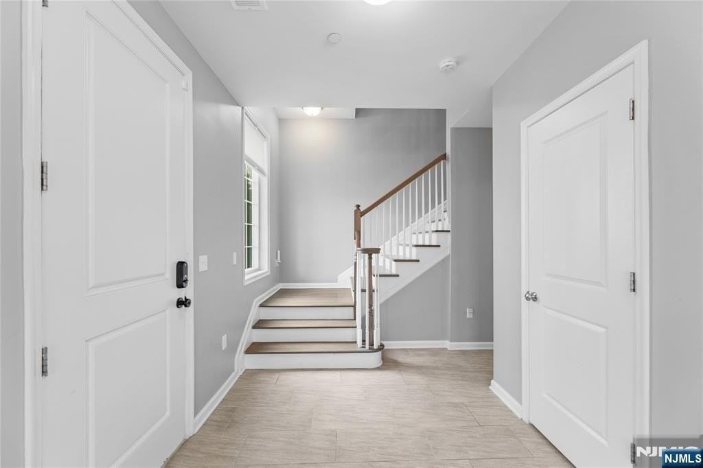 289 Bradley Dr - Photo 4 of 50