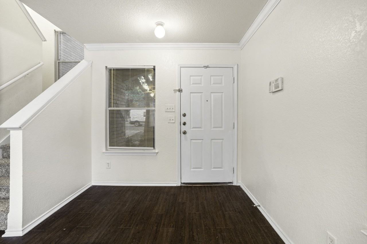 2614 Sunview Lk - Photo 4 of 24