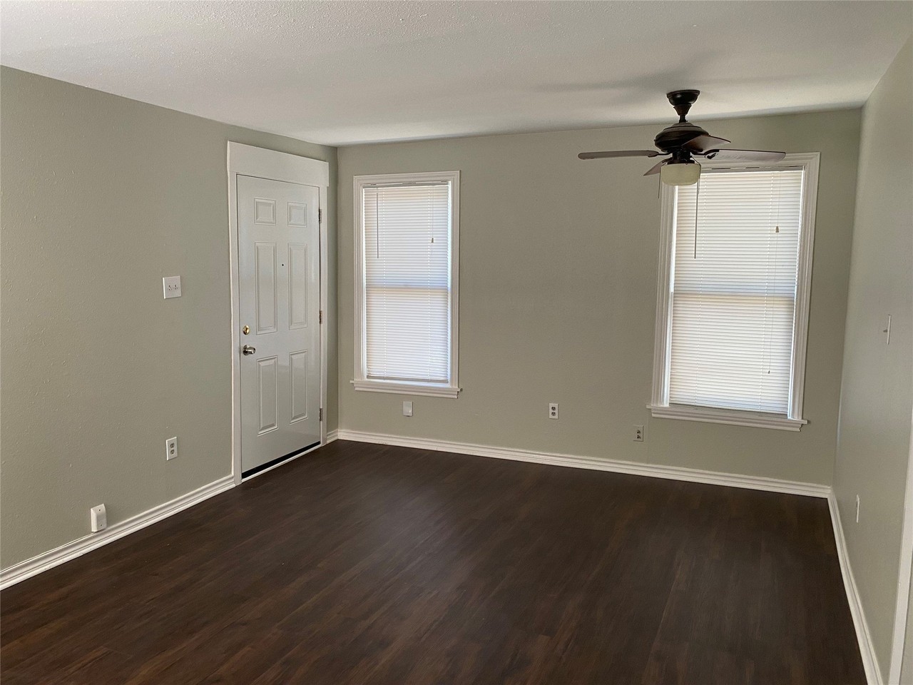 4936 Worth St #E - Photo 3 of 8
