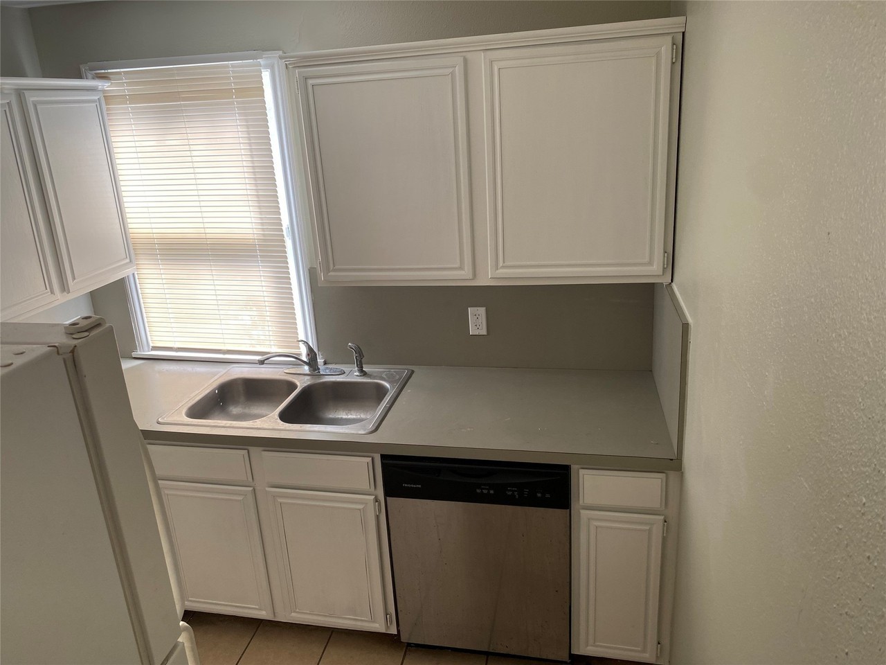 4936 Worth St #E - Photo 5 of 8