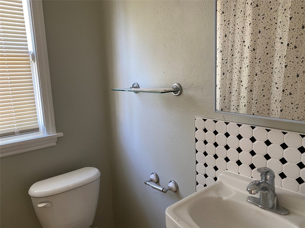4936 Worth St #E - Photo 6 of 8