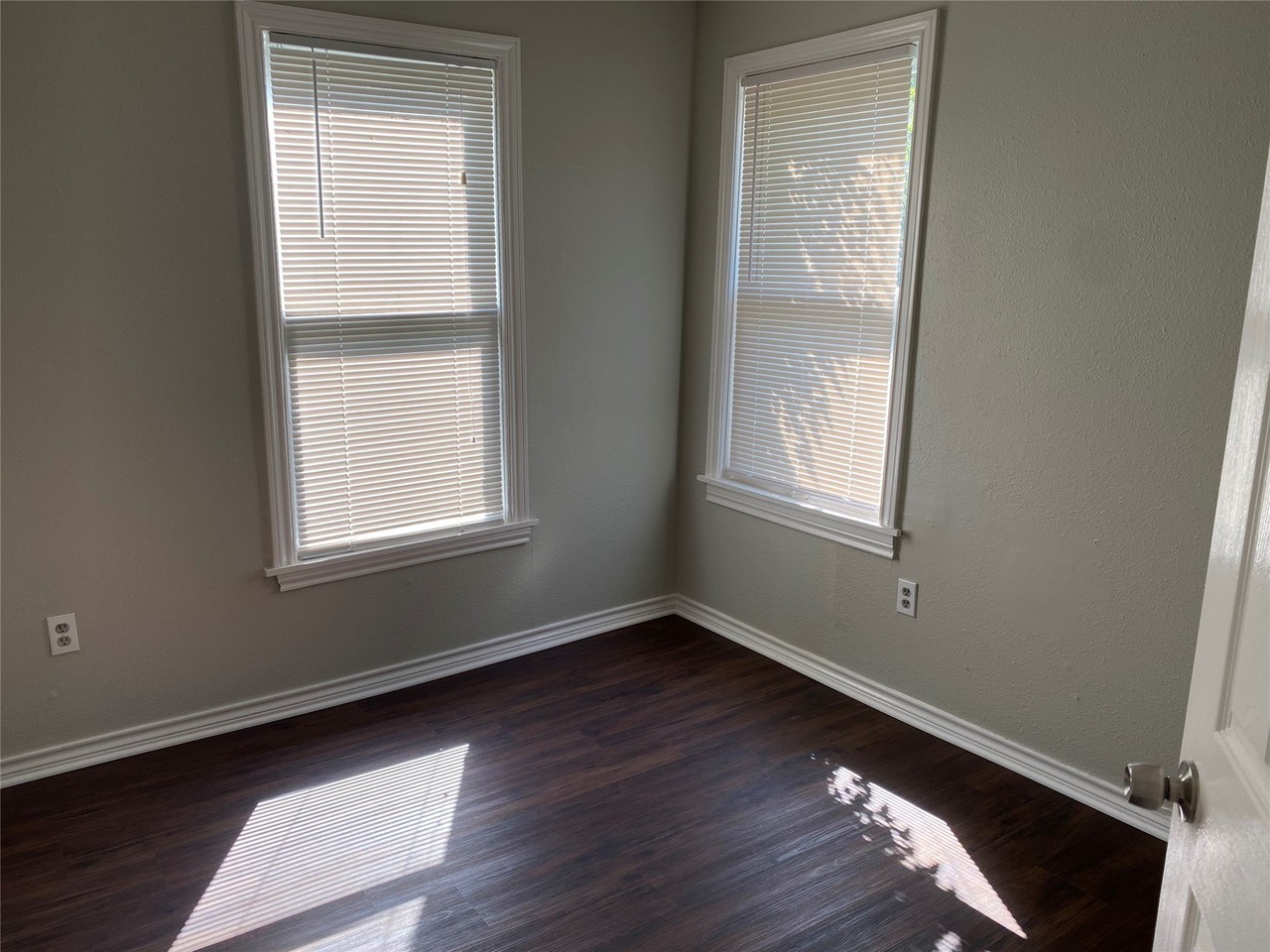 4936 Worth St #E - Photo 7 of 8