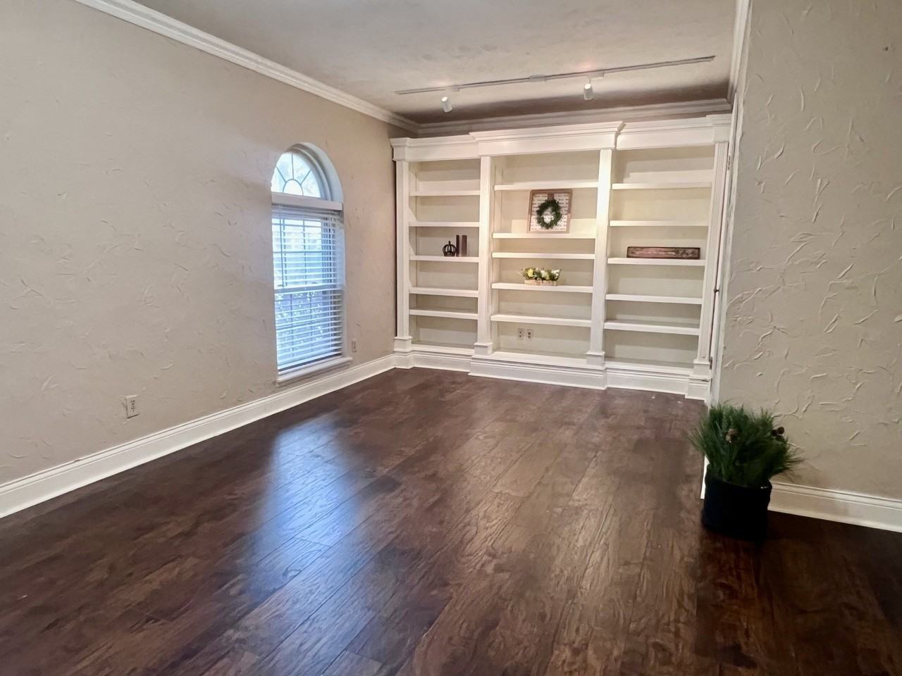 3925 Villa Downs Dr - Photo 3 of 15