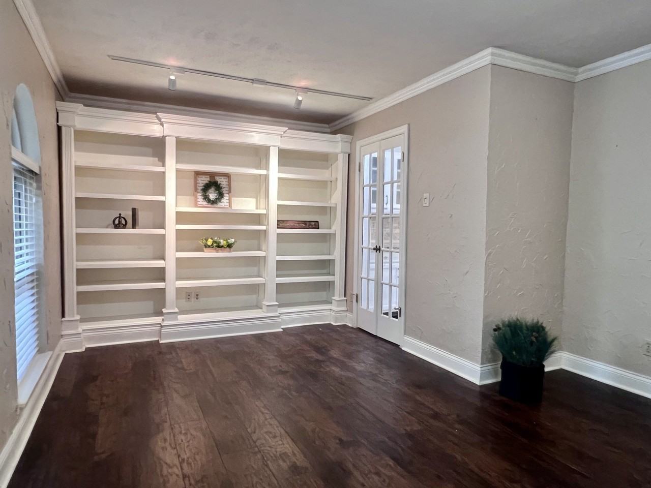 3925 Villa Downs Dr - Photo 4 of 15