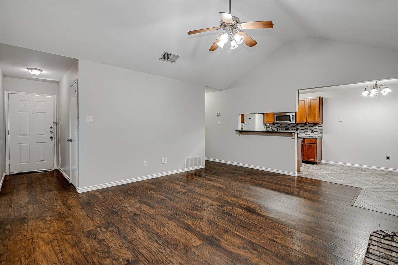 636 Ozark Ave - Photo 7 of 27