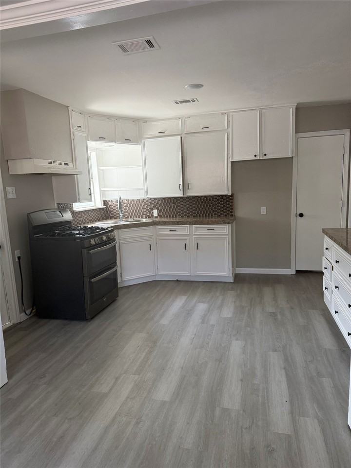 2519 W 8th Ave - Photo 4 of 8