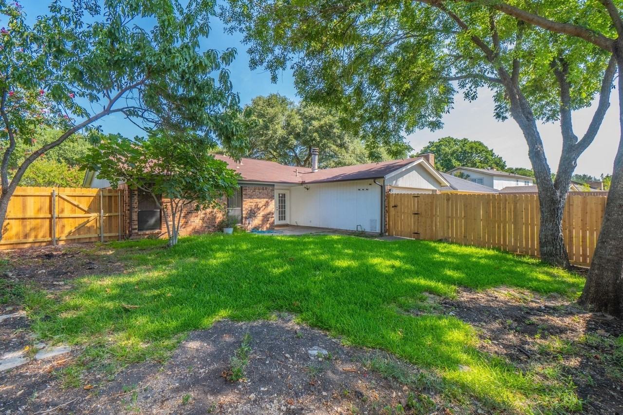 1514 Hindsdale Dr - Photo 3 of 25