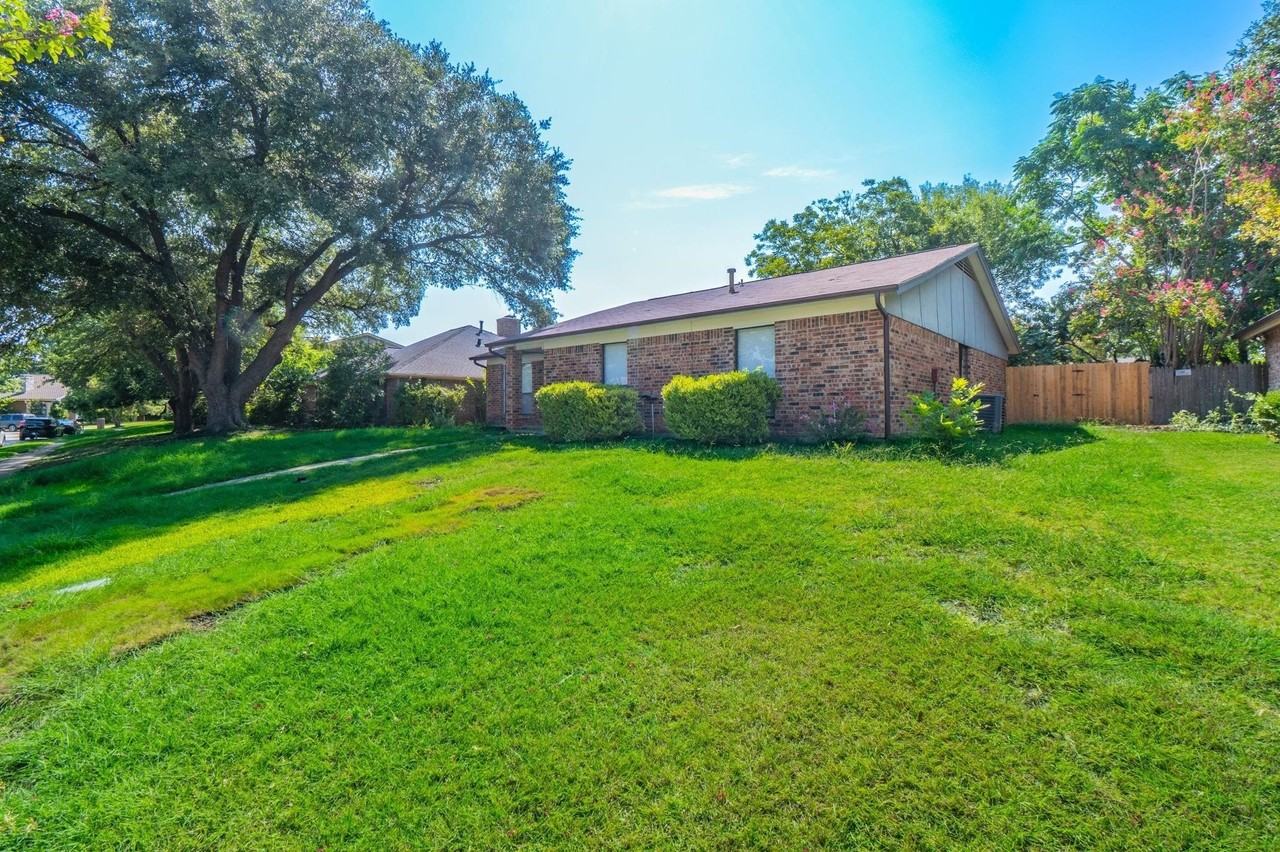 1514 Hindsdale Dr - Photo 5 of 25