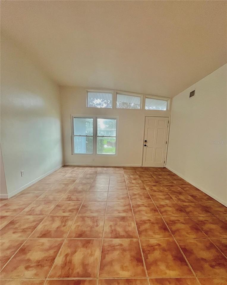 1390 Satsuma St #1 - Photo 4 of 17