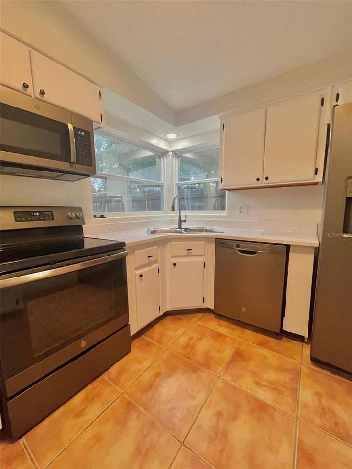 1390 Satsuma St #1 - Photo 5 of 17