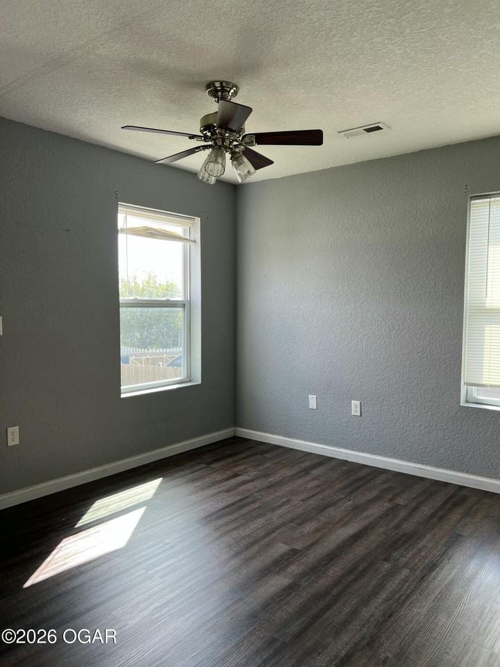 2407 S Wall Ave - Photo 2 of 6