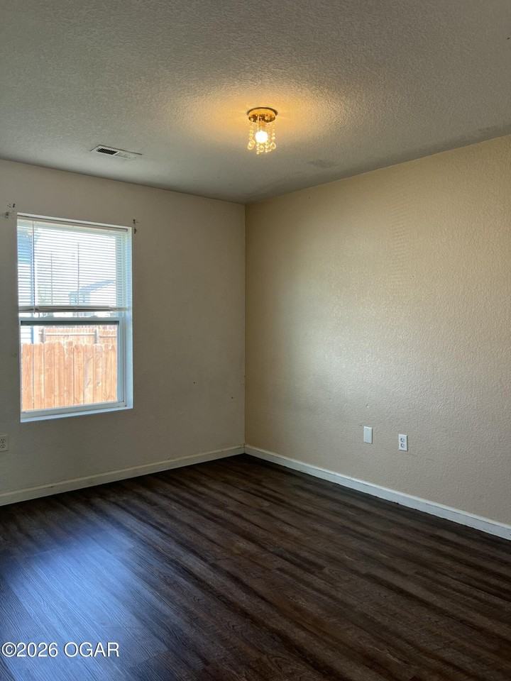 2407 S Wall Ave - Photo 5 of 6