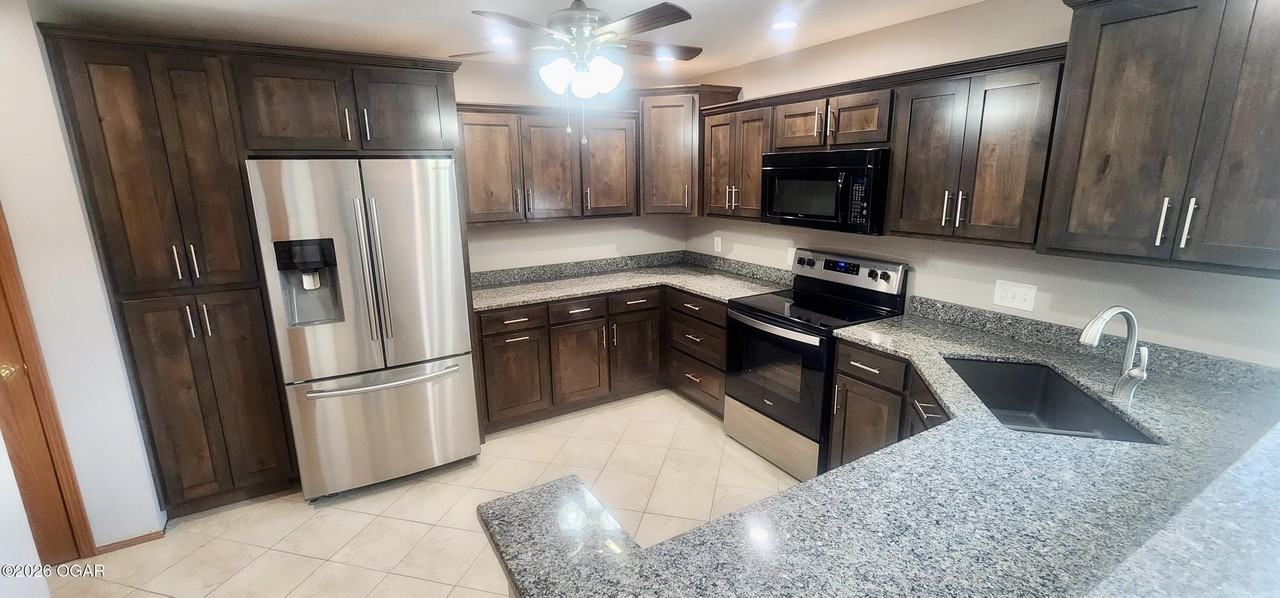 1605 Brewster Ln - Photo 2 of 4