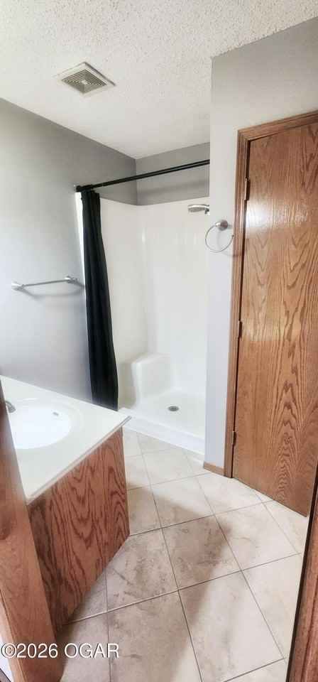 1605 Brewster Ln - Photo 3 of 4