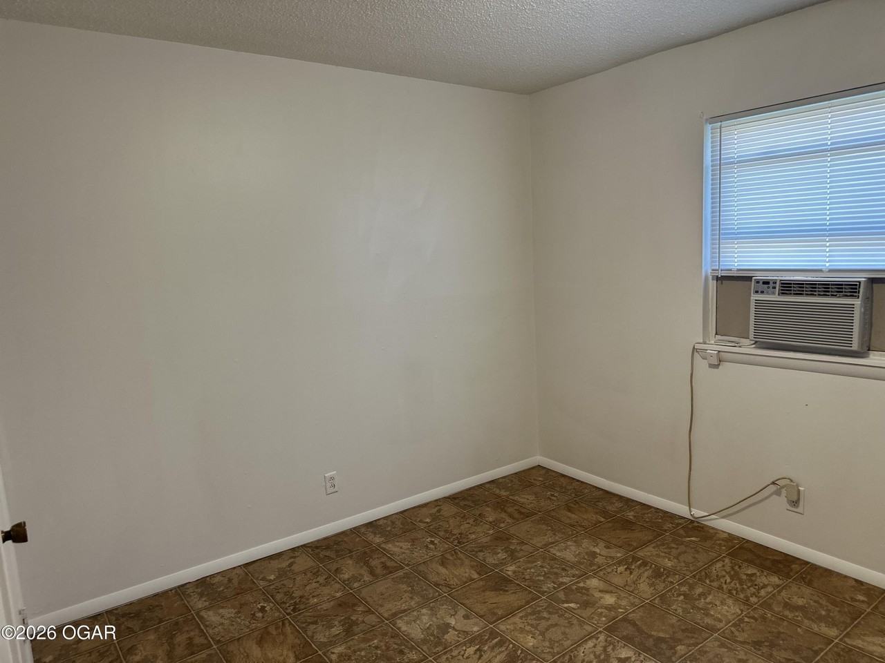 827 W Daugherty St #W2 - Photo 4 of 7