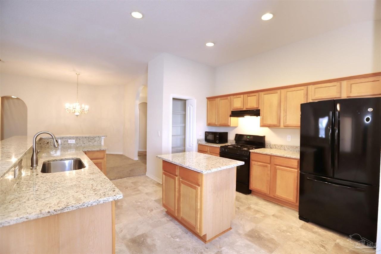 1197 Freeboard Blvd - Photo 4 of 25